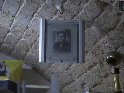 L�attivit� fu aperta nel 1950 dalla nonna Giacoma in Strada degli Orefici ed � approdata qui solo nel 2002, dopo precedenti passaggi in Piazza Mercantile e strada Palazzo di Citt�